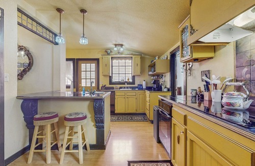 Ferndale Casa | Encantadora joya victoriana con techos de 11 pies, terraza amueblada y parrilla de gas privada