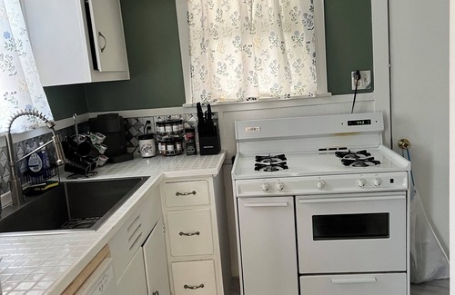 Dunsmuir Casa | Charming Victorian style, updated 2-bedroom house with AC in charming Dunsmuir