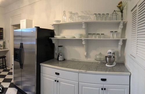 Greencastle Condominio | Charming Victorian style 1-bedroom in wonderful Greencastle. Sleeps 4