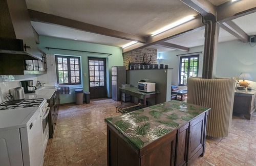 Le Montsaugeonnais Cabaña | Villa con Jardín Privado Cerca de Viñedos y Lagos en Montsaugeonnais