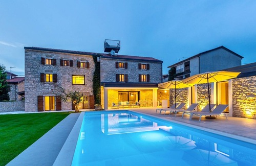 Nova Vas Villa | Charming Villa CX with large 50m2 heated pool