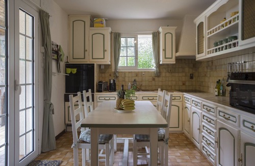 La Tour-Sur-Orb Villa | Encantadora villa con piscina privada y jardín.