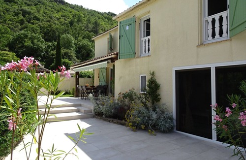 La Tour-Sur-Orb Villa | Encantadora villa con piscina privada y jardín.