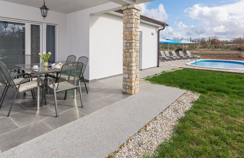 Porec Cabaña | Encantadora Villa Frontera en Nova Vas con piscina privada para 7 personas