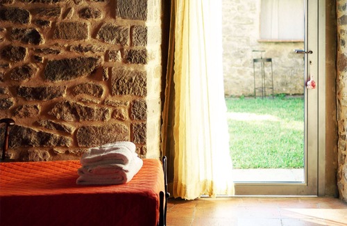Castel Focognano Villa | Casa de campo rodeada de vegetación, 6 habitaciones, piscina climatizada