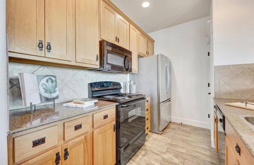Leander Condominio | Charming Villa on Lake Travis in Hill Country at Hollows Resort, Pools, Trails, Marina