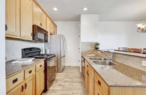 Leander Condominio | Charming Villa on Lake Travis in Hill Country at Hollows Resort, Pools, Trails, Marina