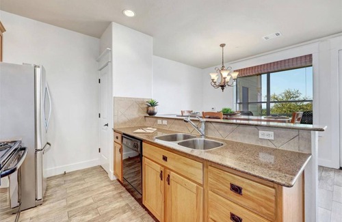 Leander Condominio | Charming Villa on Lake Travis in Hill Country at Hollows Resort, Pools, Trails, Marina