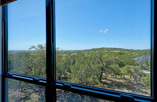 Leander Condominio | Charming Villa on Lake Travis in Hill Country at Hollows Resort, Pools, Trails, Marina