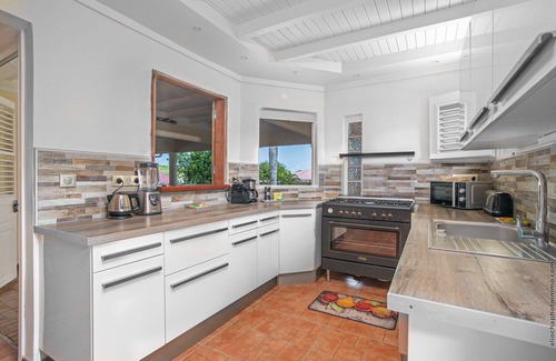 Sainte-Anne Casa | Encantadora villa con piscina privada y jardín.