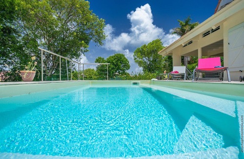 Sainte-Anne Casa | Encantadora villa con piscina privada y jardín.