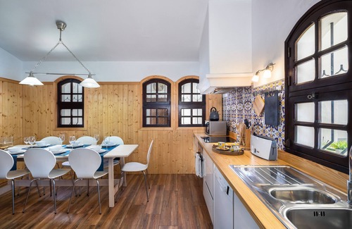 Areias de Sao Joao Villa | Villa con encanto, excelente ubicación, piscinas, patio interior y terraza panorámica