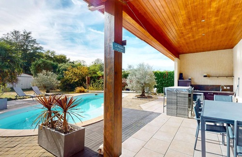 Queyrac Casa | Charming villa with large outdoor pool in a beautiful location between the ocean and the vineyards.