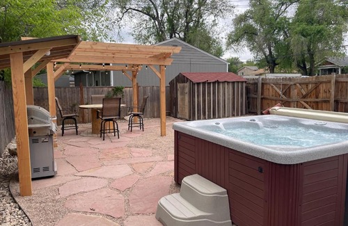 Fort Collins Casa | Charming Vintage Cottage with Hot Tub & Free Bikes!