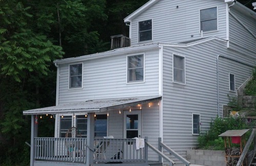 Town of Torrey Cabaña | Charming Vintage Lakefront Cottage on Seneca Lake