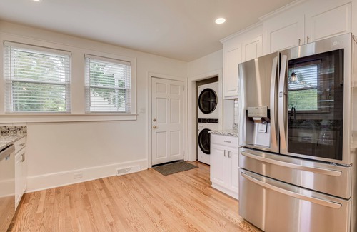 West Columbia Casa | Charming Vintage Bungalow Near USC & Downtown with Big Fenced In Backyard