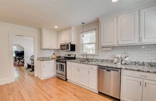 West Columbia Casa | Charming Vintage Bungalow Near USC & Downtown with Big Fenced In Backyard