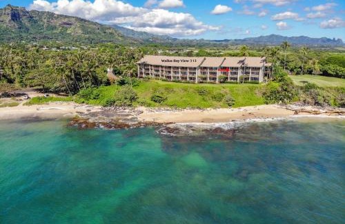 Wailua House Lots Casa | Charming Wailua Bay View Oceanfront Top Floor with an Amazing View!