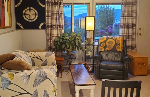 Cowichan Bay Cama Y Desayuno | Charming walkout basement patio suite - ocean views.