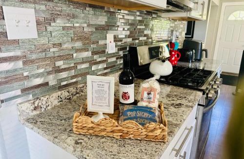 Novi Casa | Charming Walled Lake MI Cottage