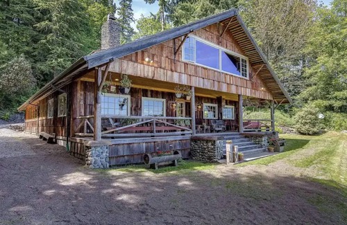 Rollingbay Cabina | Charming Waterfront 4 Bedroom Cabin