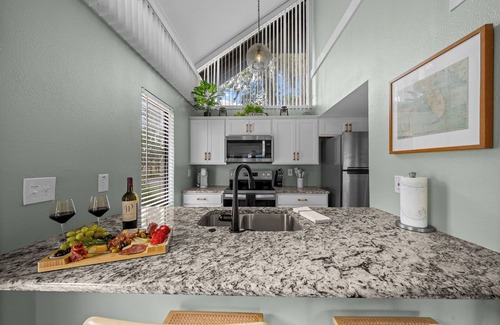 Crystal River Condominio | Charming Waterfront Retreat - Scalloping - Dock Access - Pool - AC - King Bed!