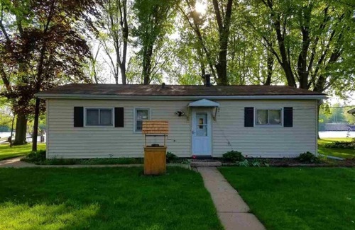 Fremont Cabaña | Charming Waterfront 3-Bdrm. Cottage on Wolf River with Private Dock. Fremont, WI