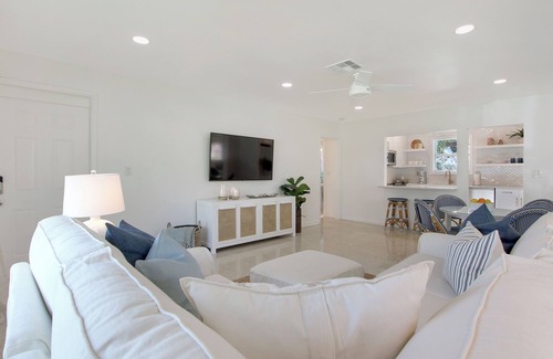 Inlet District Casa | Charming Waterfront 3-bedroom house in Jupiter Inlet Village District