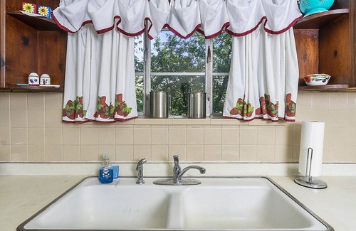 Willoughby Spit Cabina | Charming Waterfront 3 Bedroom Cabin by RedAwning