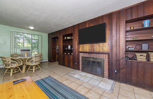Willoughby Spit Cabina | Charming Waterfront 3 Bedroom Cabin by RedAwning
