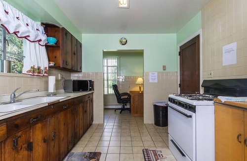 Willoughby Spit Cabina | Charming Waterfront 3 Bedroom Cabin by RedAwning