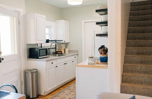 Topping Casa | Charming Waterfront Cottage Small Beach