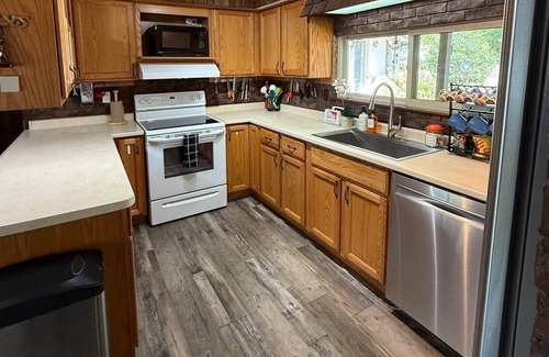 Havelock-Belmont-Methuen Cabaña | Charming waterfront retreat nestled on the serene shores of Oak Lake.