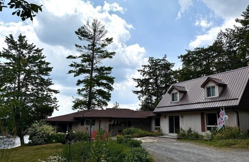 Havelock-Belmont-Methuen Cabaña | Charming waterfront retreat nestled on the serene shores of Oak Lake.