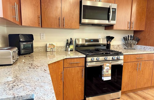 Saugerties South Apartamento | Charming Waterfront 3BR, Hot Tub, Kayaks, Sauna, Pet Friendly,