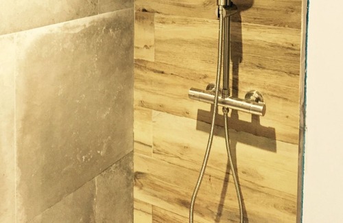 Tosse Casa | Encantador dúplex bien equipado con terraza de madera