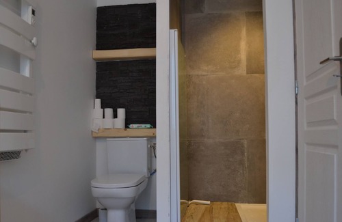 Tosse Casa | Encantador dúplex bien equipado con terraza de madera
