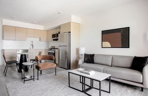 Mar Vista Apartamento | Charming West LA 1BR w/ Rooftop & Gym, Close to Beach, by Blueground