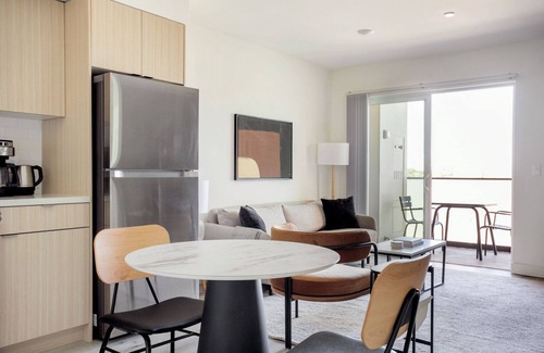 Mar Vista Apartamento | Charming West LA 1BR w/ Rooftop & Gym, Close to Beach, by Blueground