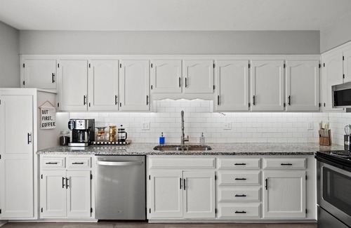 West Plaza Apartamento | Charming Westwood Escape – Sleeps 6, Walk to Park & Plaza!