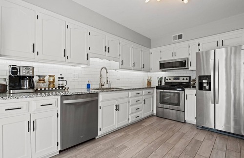 West Plaza Apartamento | Charming Westwood Escape – Sleeps 6, Walk to Park & Plaza!