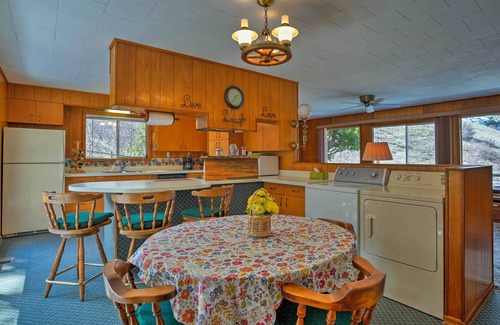 White Bird Casa | Encanto White Bird Home w / Mtn y Salmon River View