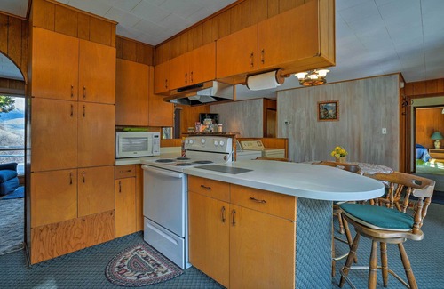 White Bird Casa | Encanto White Bird Home w / Mtn y Salmon River View