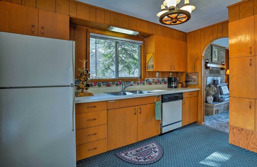 White Bird Casa | Encanto White Bird Home w / Mtn y Salmon River View