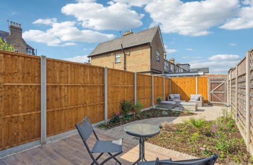 Windsor City Centre Casa | Charming Windsor Cottage, Castle Views, Garden & Walk Everywhere