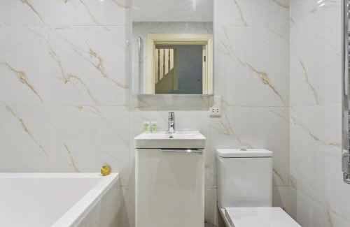 Windsor City Centre Casa | Charming Windsor Cottage, Castle Views, Garden & Walk Everywhere