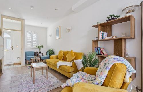 Windsor City Centre Casa | Charming Windsor Cottage, Castle Views, Garden & Walk Everywhere