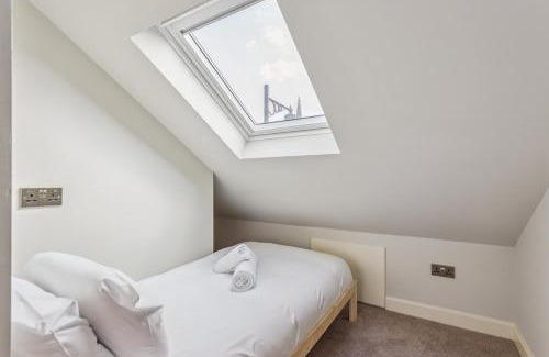 Windsor City Centre Casa | Charming Windsor Cottage, Castle Views, Garden & Walk Everywhere