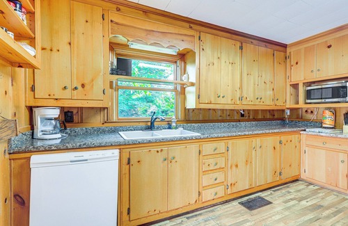 Woodland Cabaña | Charming Woodland Home, 12 Mi to Big Lazer Creek!