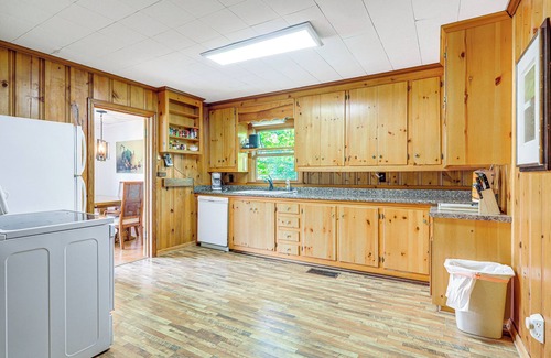 Woodland Cabaña | Charming Woodland Home, 12 Mi to Big Lazer Creek!